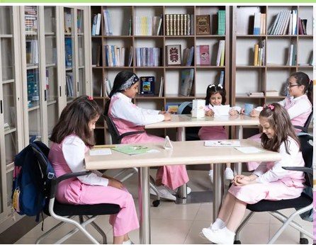 طالبات يعملن على أحد تحديات المسابقة في مكتبة المدرسة