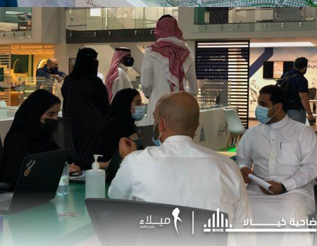 جلسة استشارية مع العملاء في مركز المبيعات