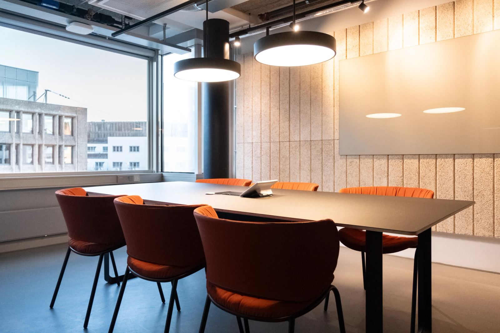 Flott kontor for 12 personer der samarbeid og innovasjon møtes - Moterom