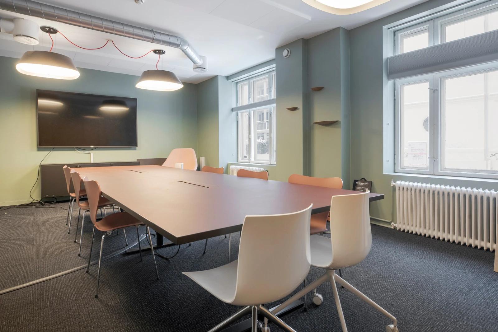 Offices in a classic building with space for 8–16 employees - Meeting room