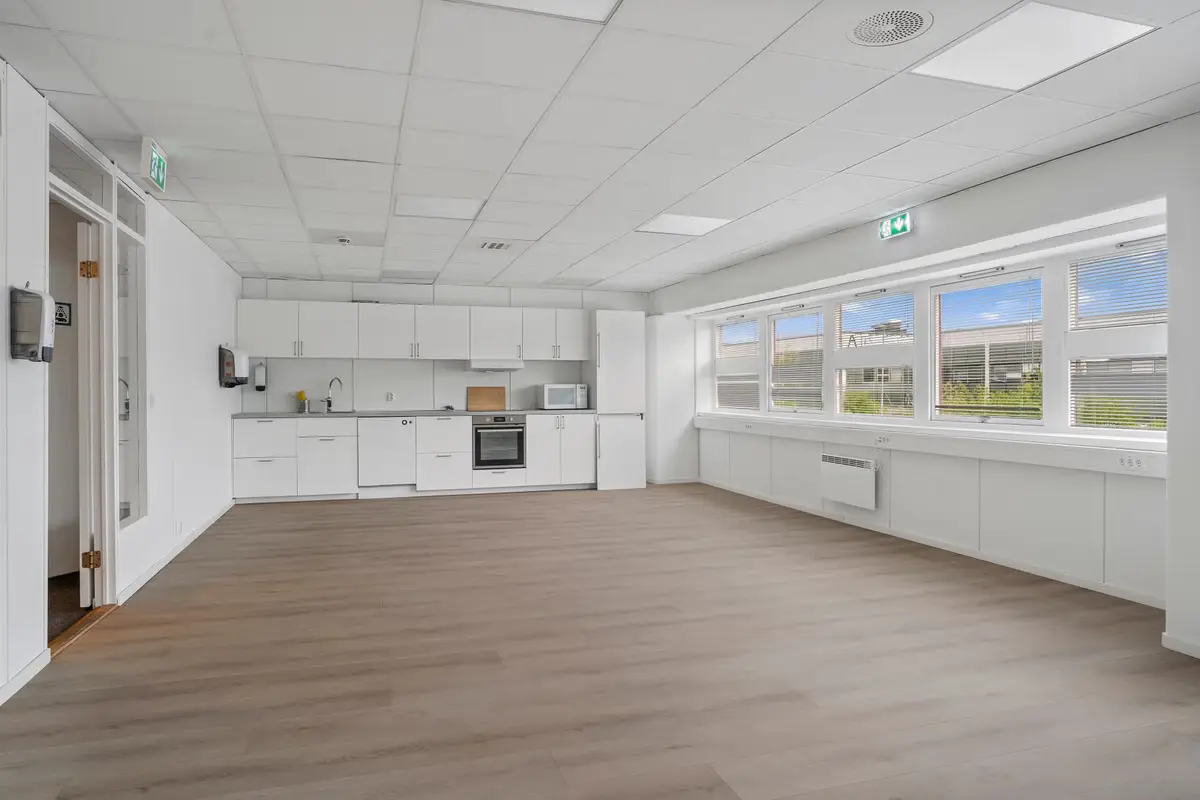 Commercial property with high-ceiling warehouse and modern offices at Furuset - workspace