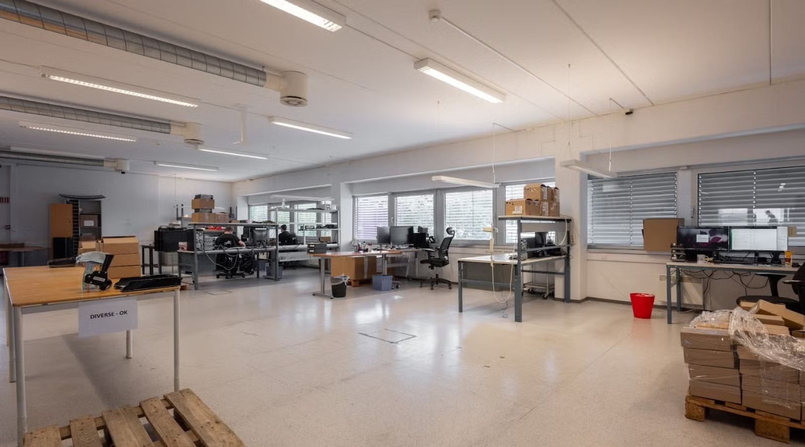 Bright and Flexible 846 sqm Warehouse and Production Space with Freight Elevator - Warehouse