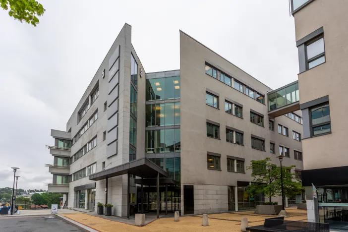 Kontor for 1-2 ansatte nær Lysaker Stasjon