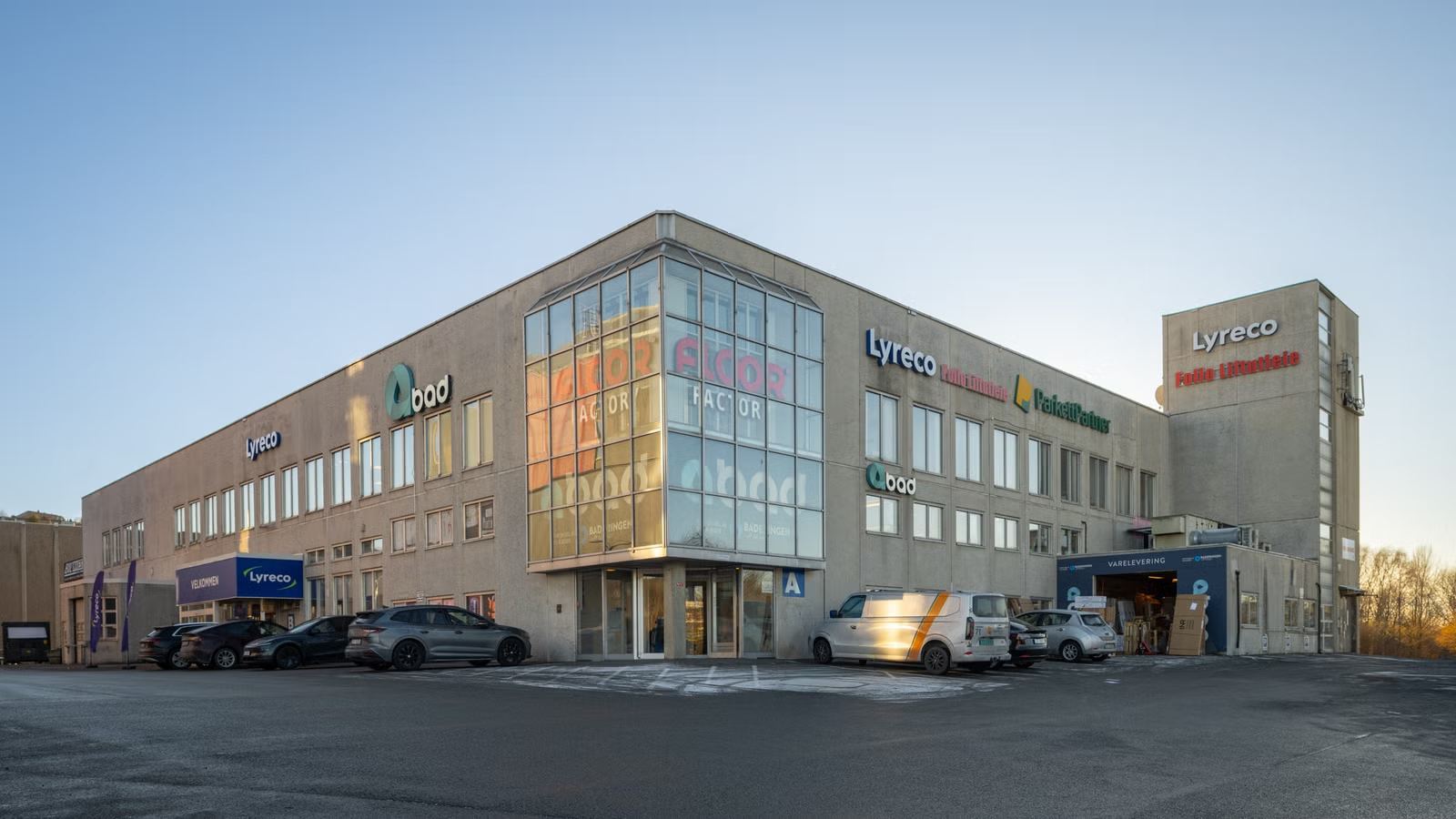 Efficient 254 sqm Heated Warehouse with Large Cargo Lift at Alnabru - Facade