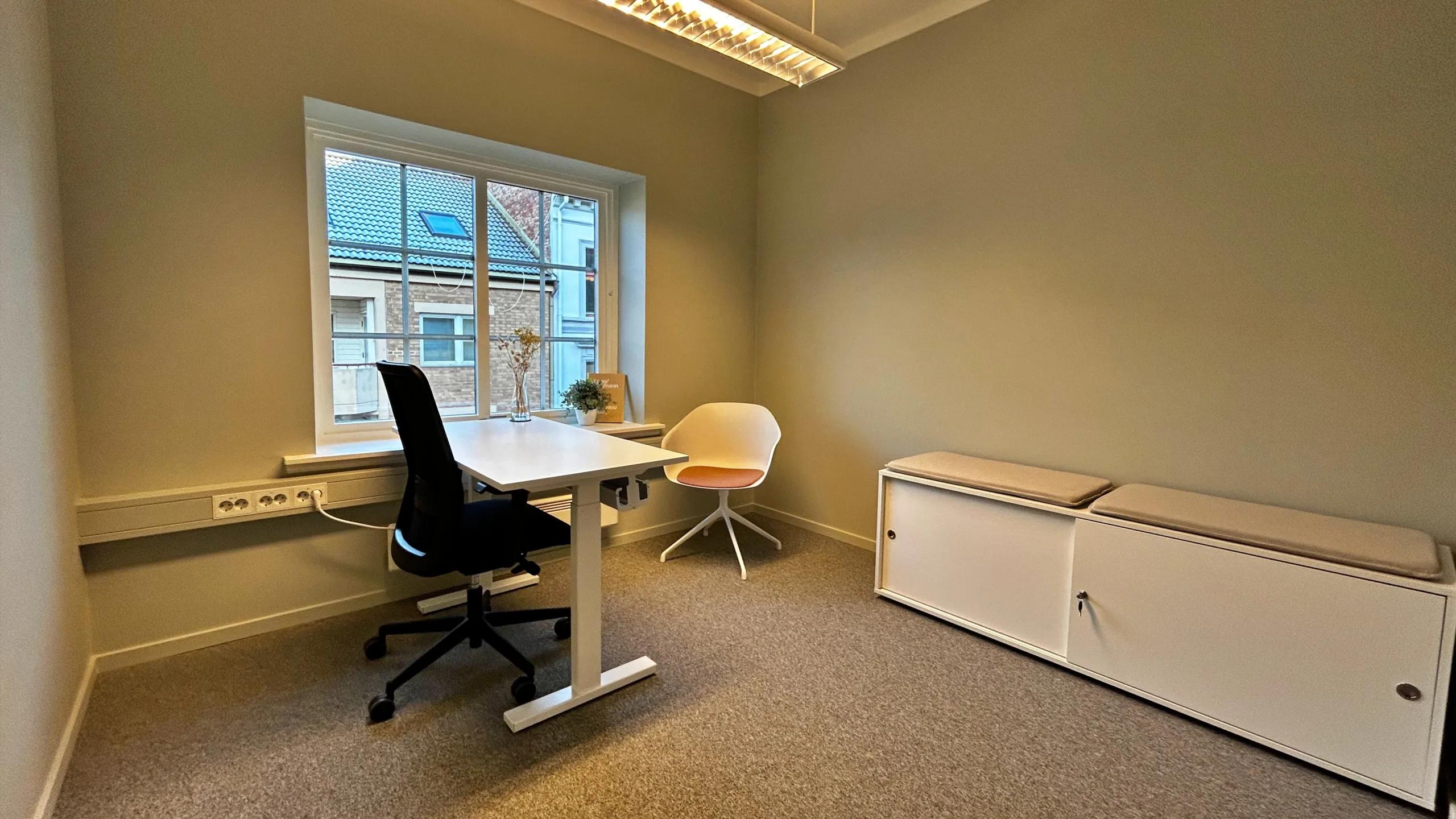 Kontor for 1-2 ansatte nær Olaf Ryes plass - Kontor