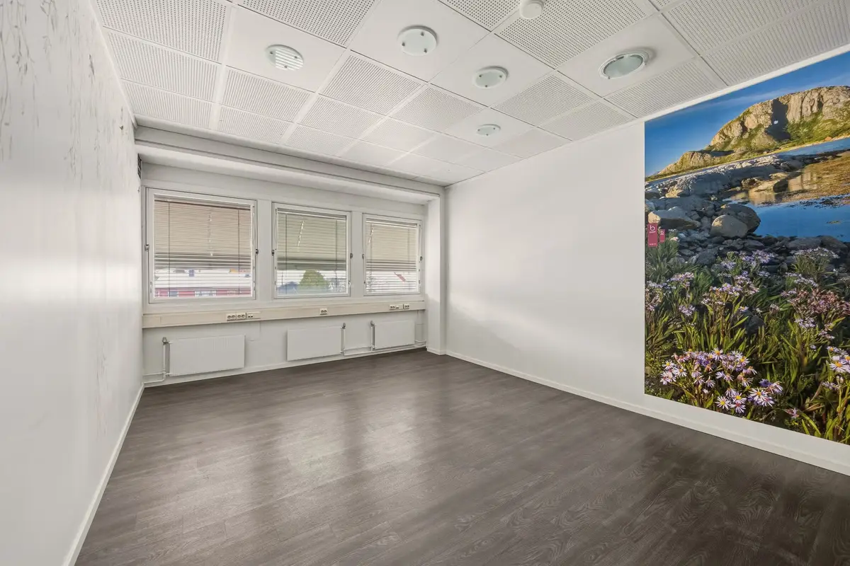 Affordable and Flexible Office Spaces at Skui - commercial premises
