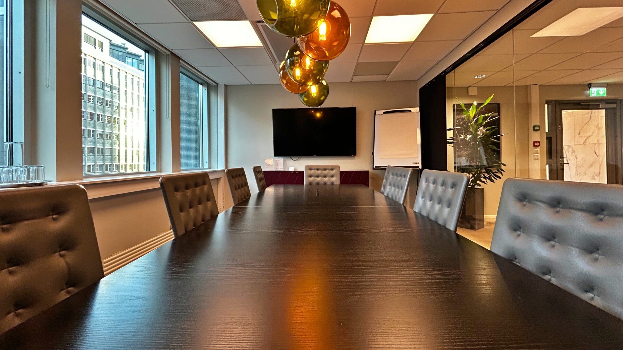 Kontor for 2-4 ansatte rett ved Nationaltheatret - Moterom