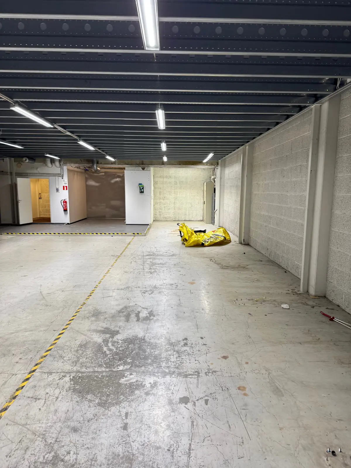 Spacious 480 sqm Warehouse with Loading Dock and Mezzanine - warehouse space