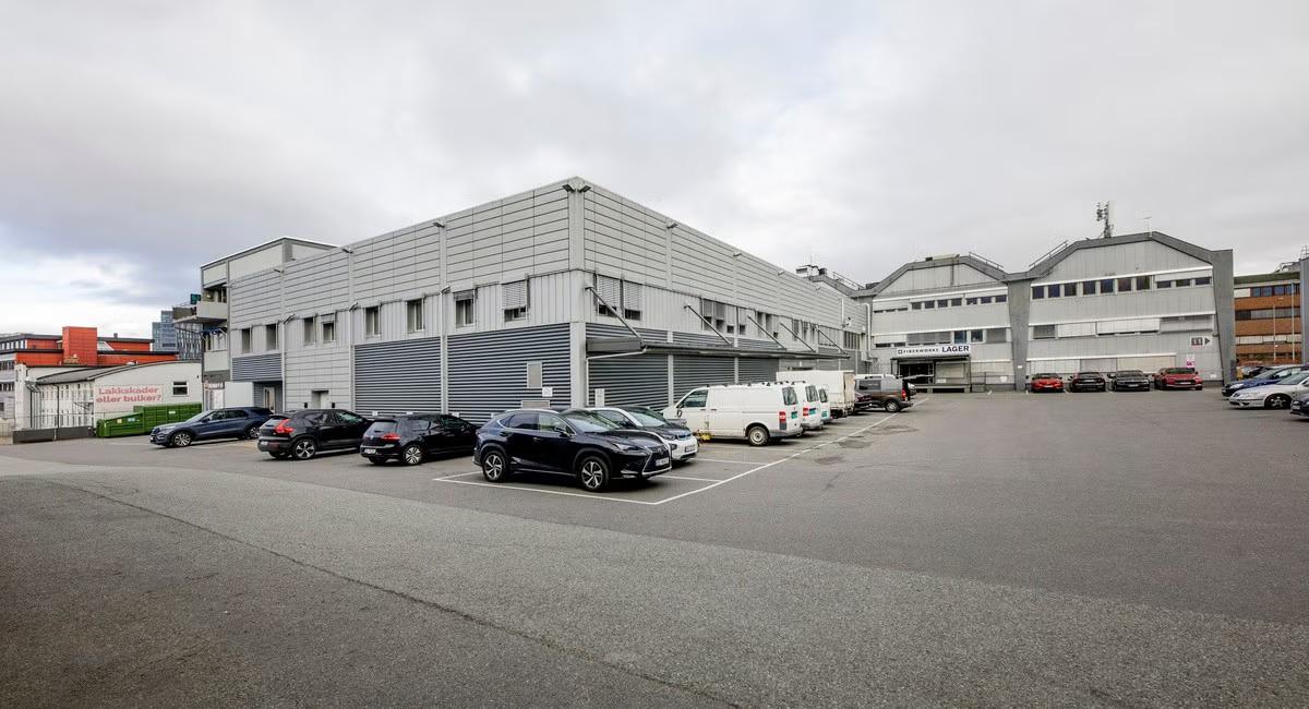 Combined Office and Warehouse with Ring 3 Visibility – 479 sqm office and 734 sqm warehouse
