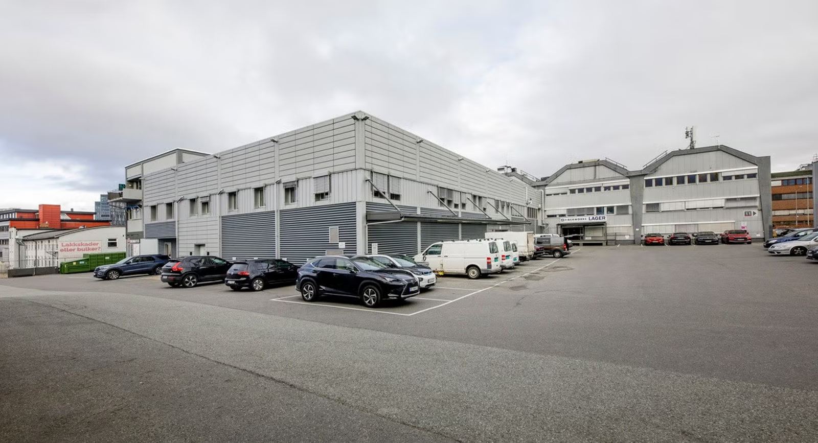 Practical storage units with drive-in access at Eikenga Næringspark - Facilities