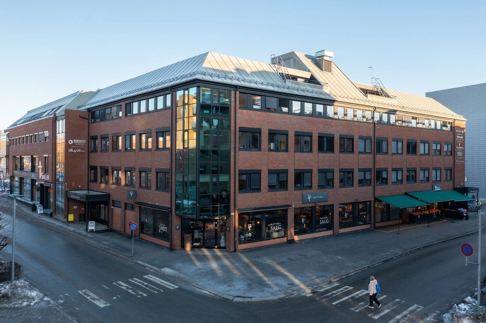 Attractive commercial space with a high standard and prime location - Facade