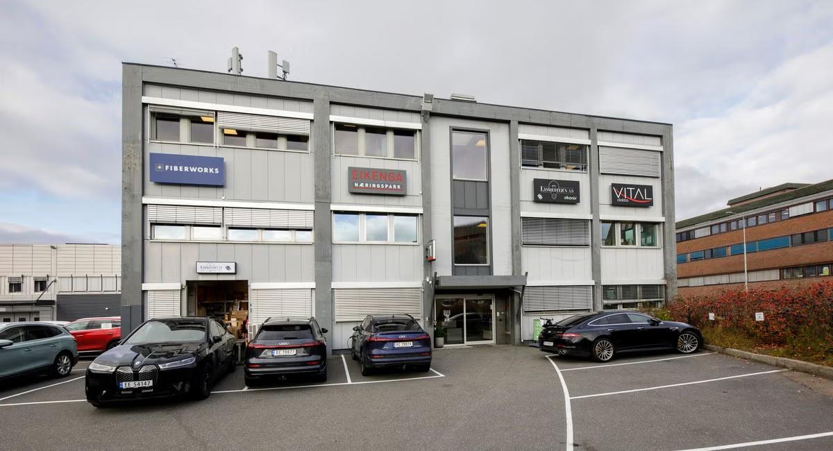 Combined Office and Warehouse with Ring 3 Visibility – 479 sqm office and 734 sqm warehouse - Facade