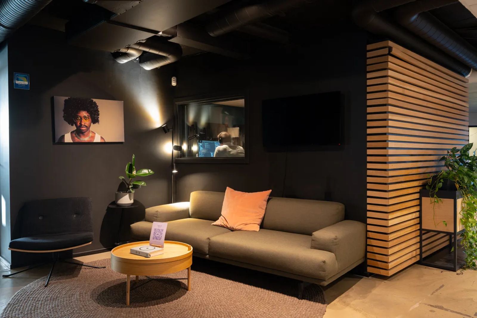 Modern office space of 476 sqm with a highly convenient location - Facilities