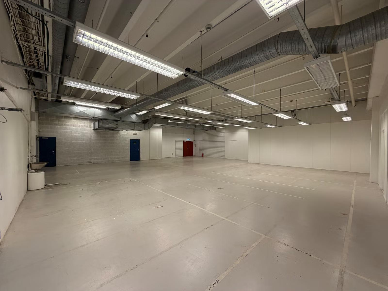 Efficient 254 sqm Heated Warehouse with Large Cargo Lift at Alnabru - Workspace