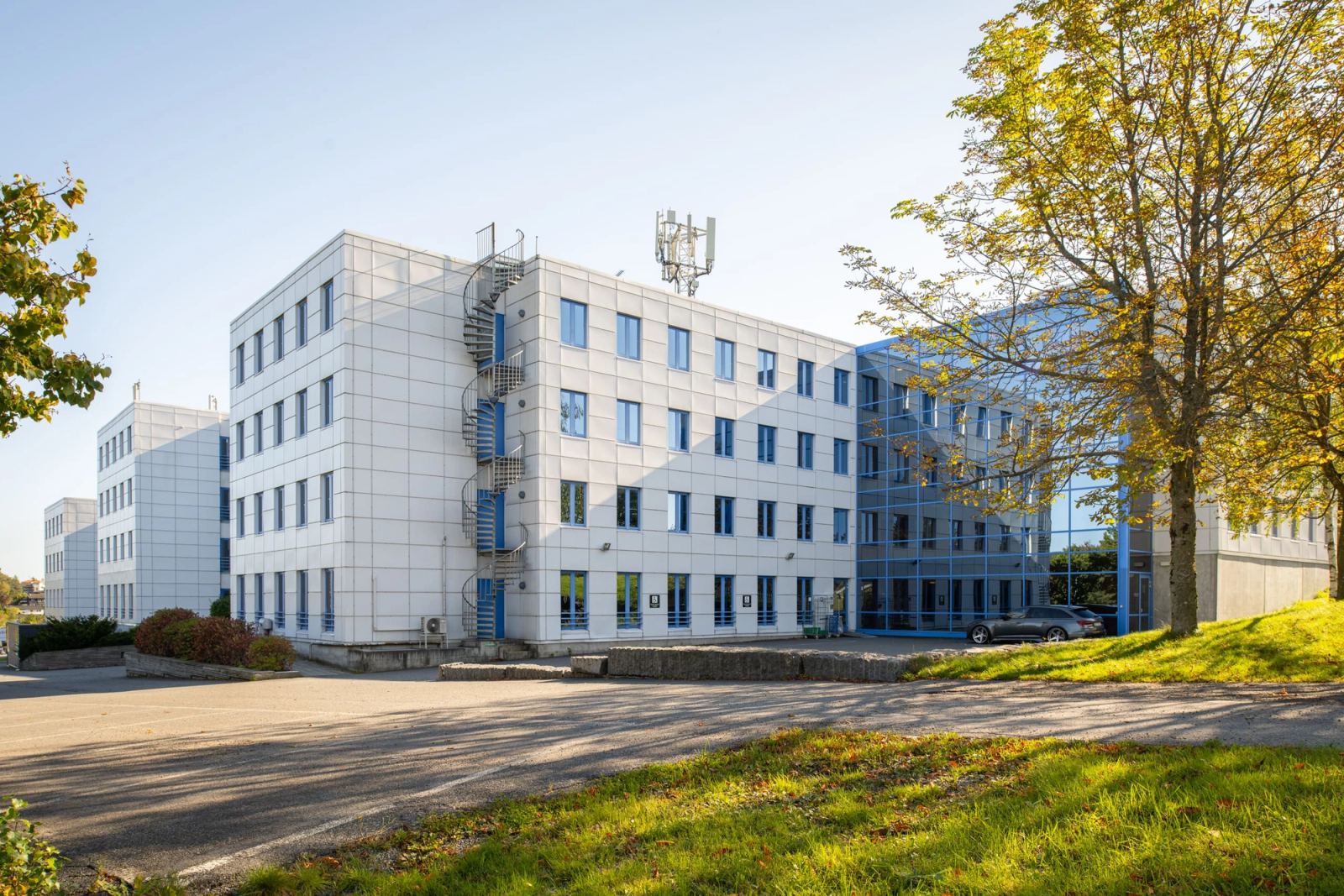 Cell offices for rent with flexibility and storage - Facade