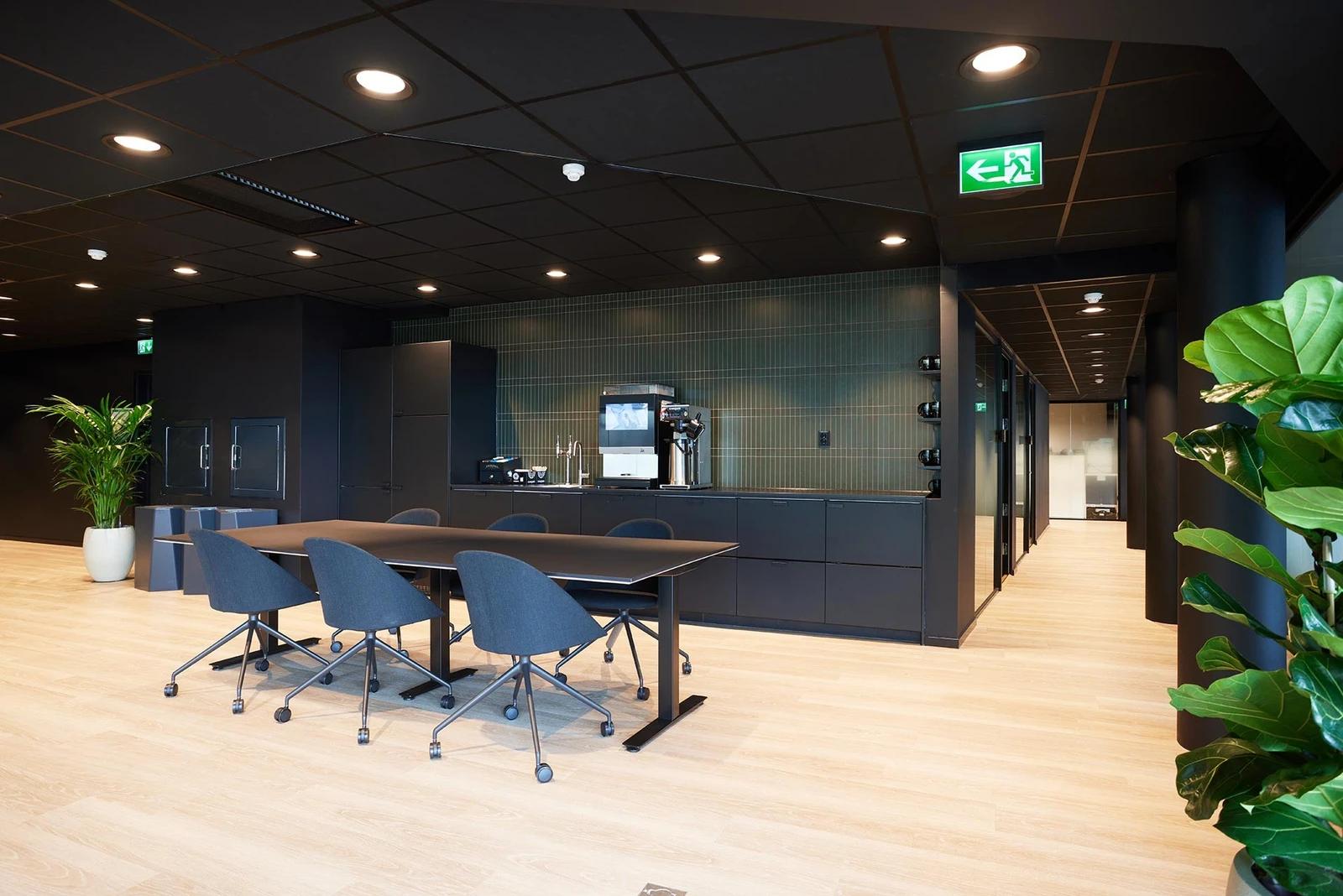 Private office for 2 employees with a fantastic view - Facilities