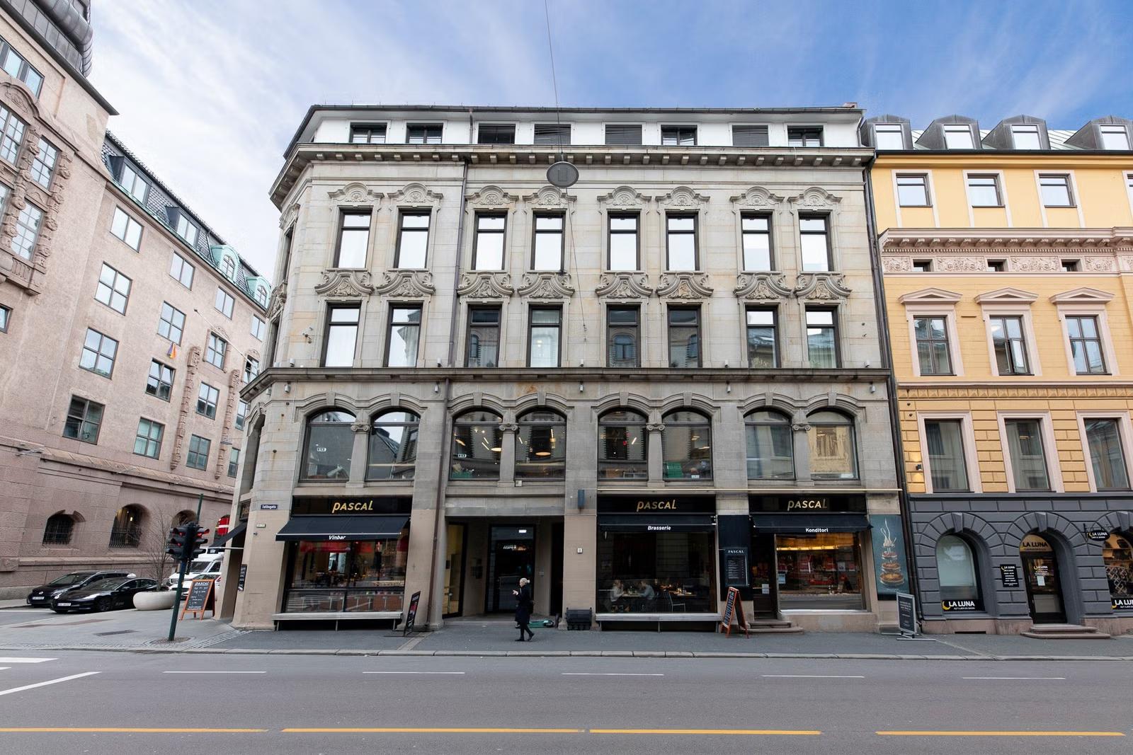 Stort og lyst kontorlokale med god takhøyde i Kvadraturen, totalrenovert 2017 - Fasade