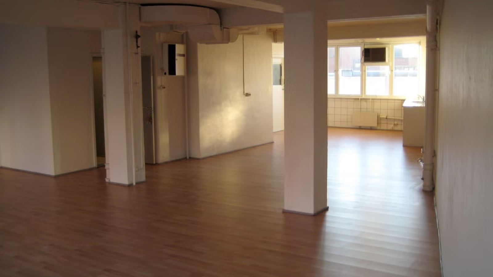 Bright 105 m² Studio/Office Space for Rent at Grønland - Workspace
