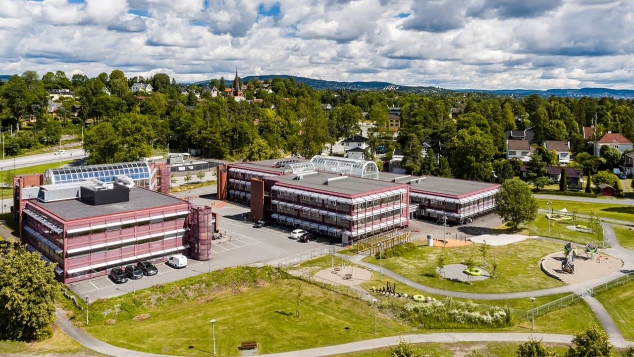 Office for lease at Høvik with an excellent location - Facade