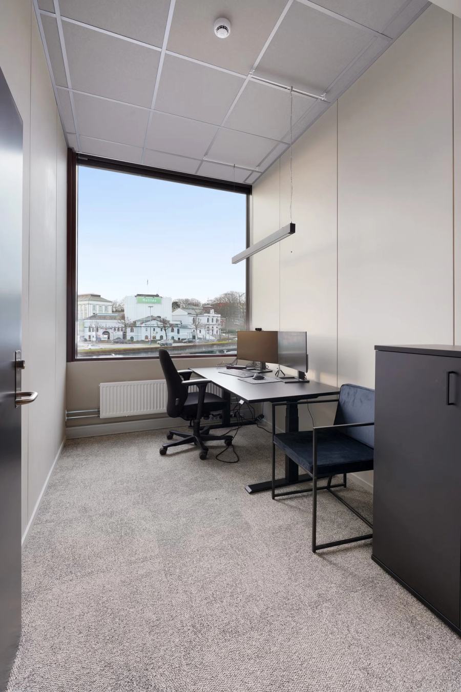 Private office in a modern and functional office building