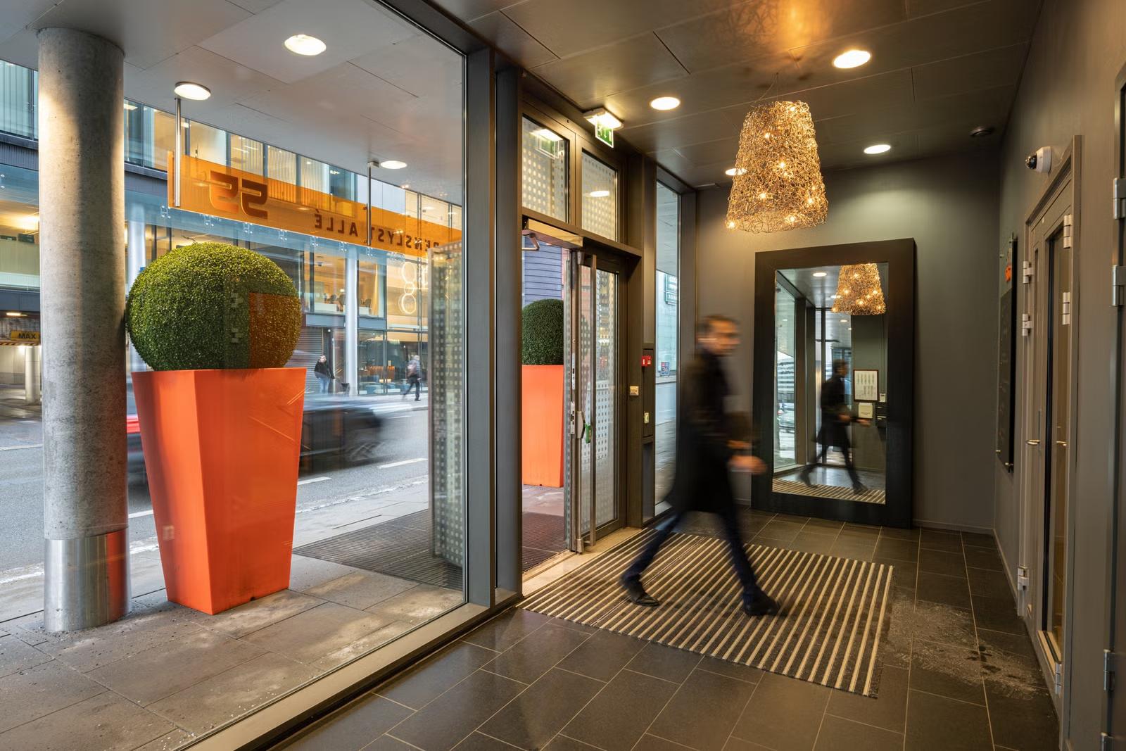 Modern and area-efficient office with panoramic views - Facilities