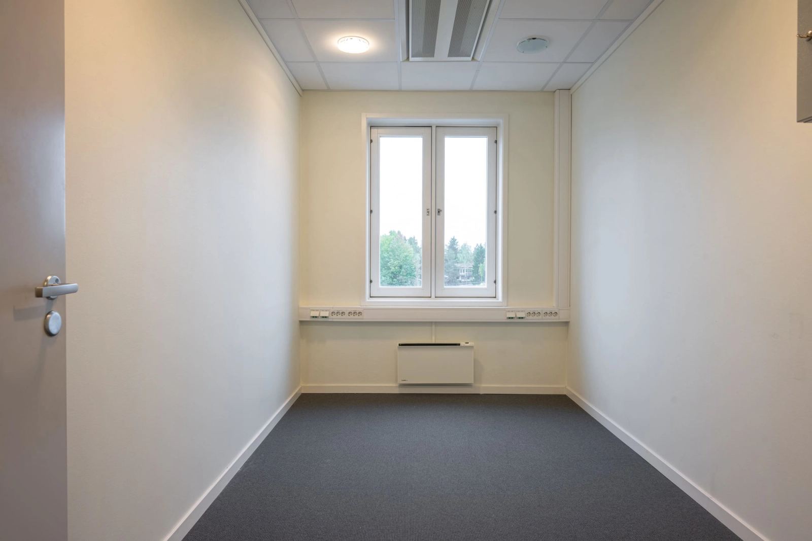 Cell offices for rent with flexibility and storage - Workspace