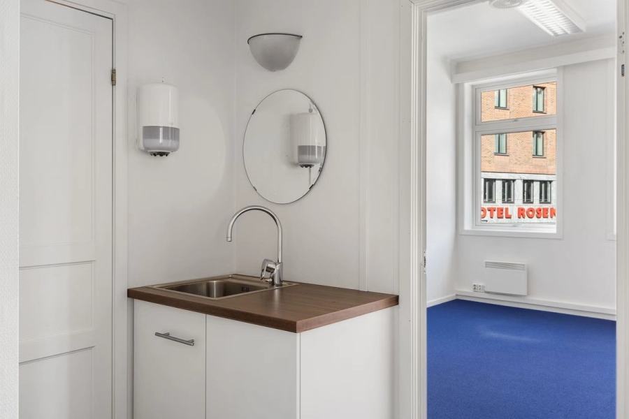 Bright office with potential at C. J. Hambros plass 5 - 243,3 m² GFA