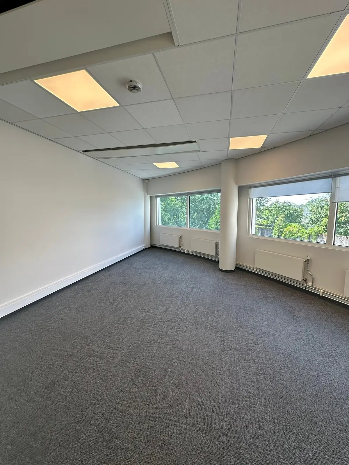 Modern 197 sqm Office and Showroom at Lysakerlokket - workspace