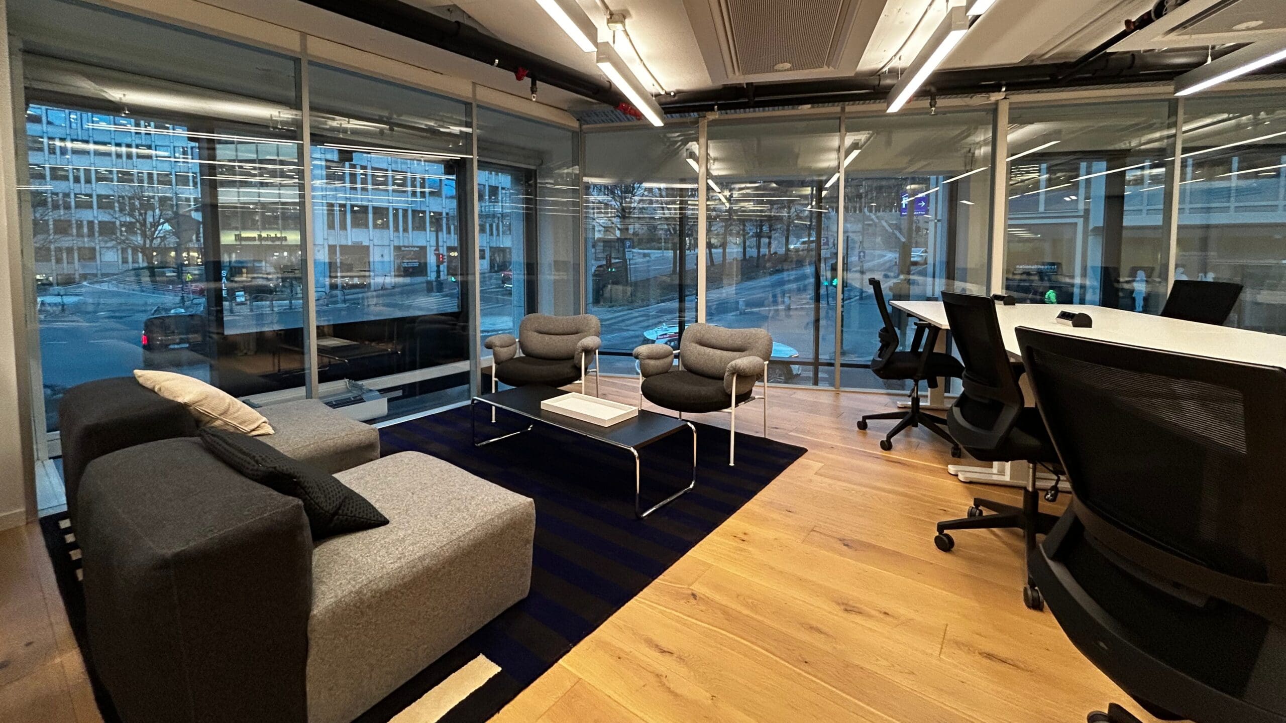 Corner office with unique exposure near near Nationaltheatret - Workspace