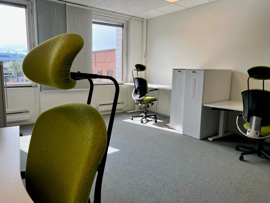 Office for 2–4 people with a strategic location in Bryn