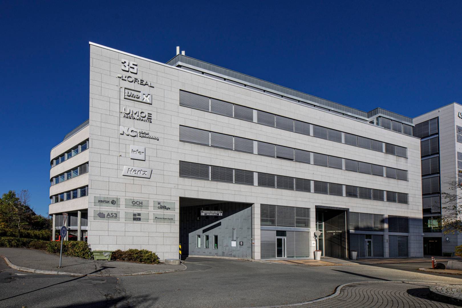 Excellent office space with rooftop access, right next to Lysaker Station - Facade