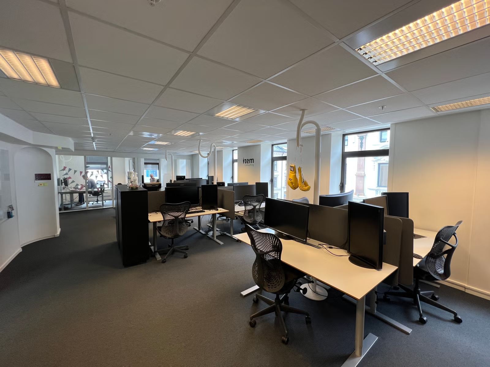 Nice office space right on Karl Johans gate. Proximity to everything! - Workspace