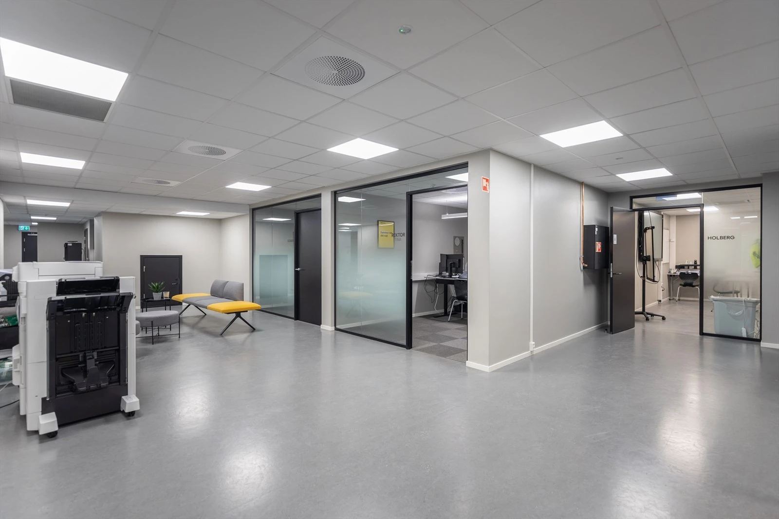 Attractive commercial space with a high standard and prime location - Workspace
