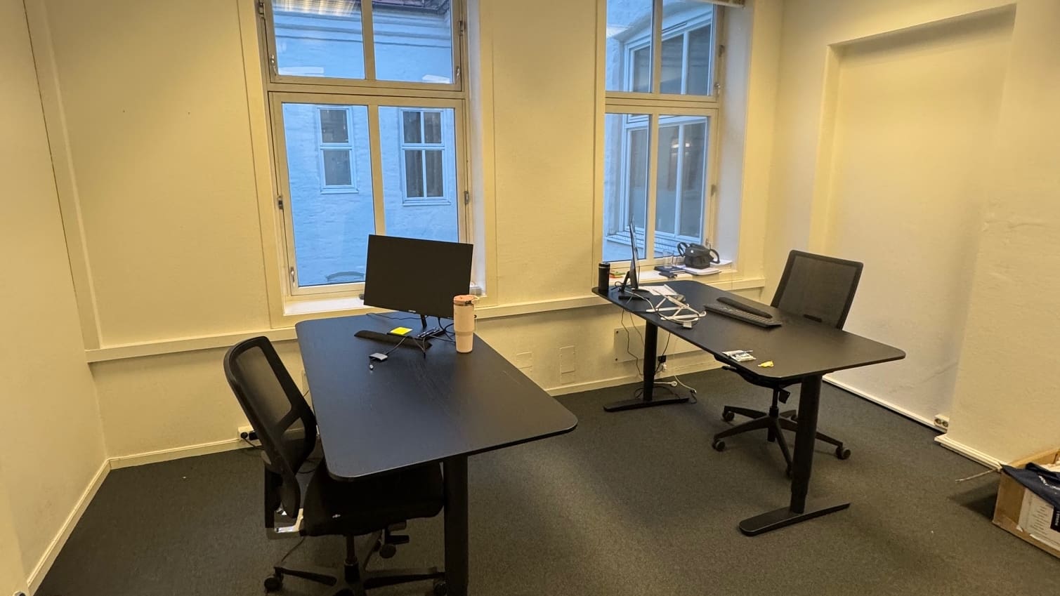 Lyst og innredet kontor for 2 ansatte – alt inkludert - Kontor