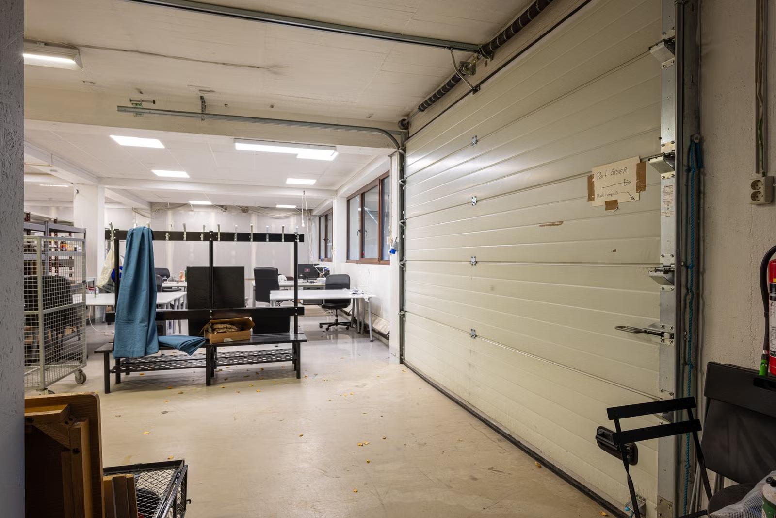 Lyst lagerlokale på 547 m² med kjøreport og uteareal