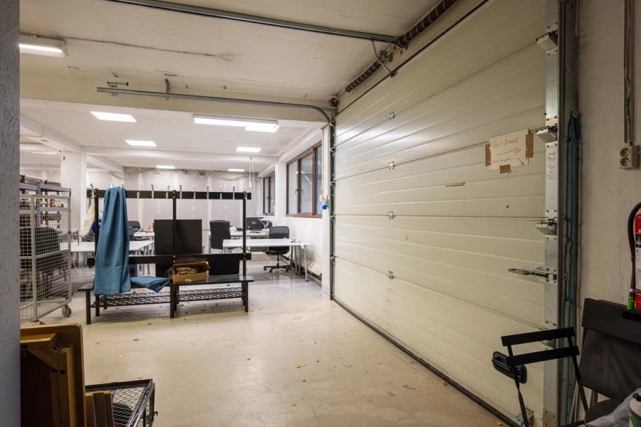 Bright 547 sqm storage space with drive-in shutter door and outdoor area