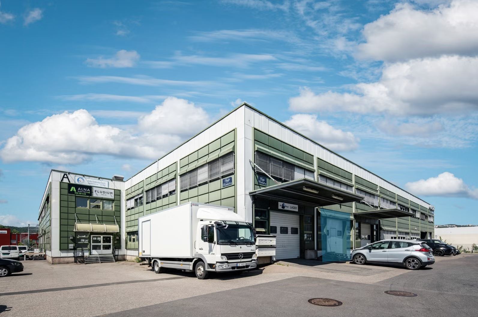 Flexible 730 sqm Combi-Premises with Drive-in Gate and Terrace - Facade