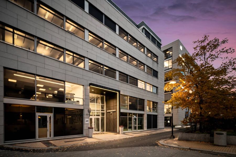 Excellent office space with rooftop access, right next to Lysaker Station
