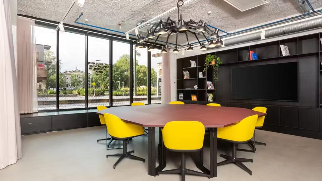 Kontor for 2-4 ansatte nær Slottsparken - Moterom