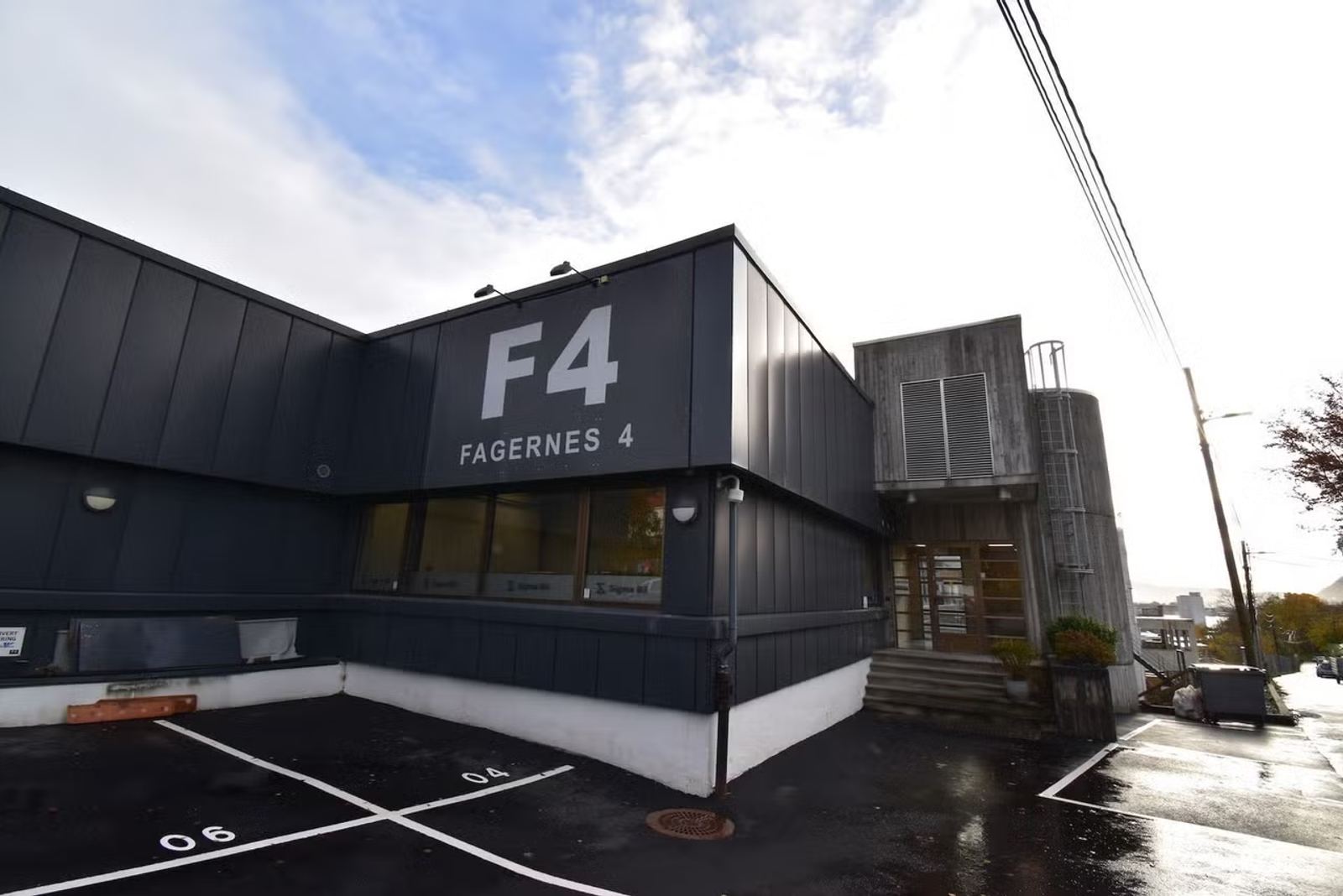 Modern 33.5 sqm Warehouse Unit in Ytre Sandviken with Optional Office Space - Facade