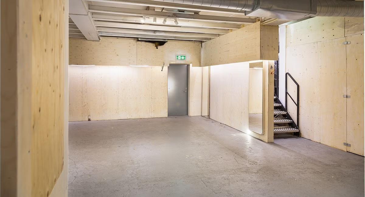 Centrally located 155 sqm BTA warehouse space with kitchenette for rent at Storgata 21/23