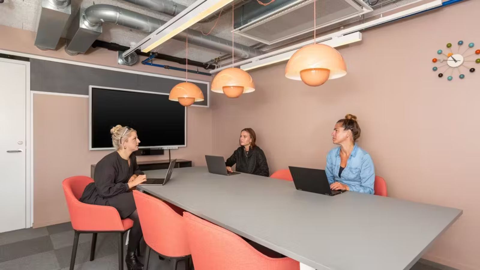 Kontor for 4-6 ansatte nær Slottsparken - Moterom
