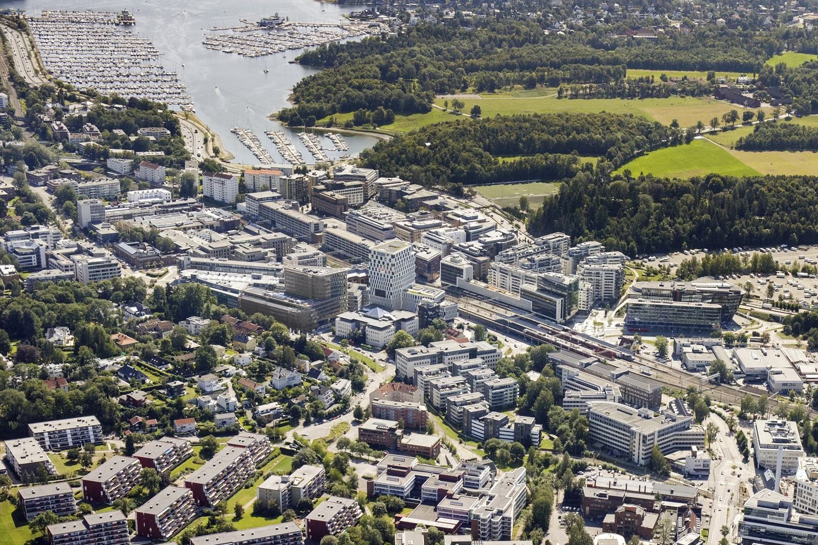 Bright and modern 632 sqm GFA office suite on the 4th floor at Skøyen - Facade