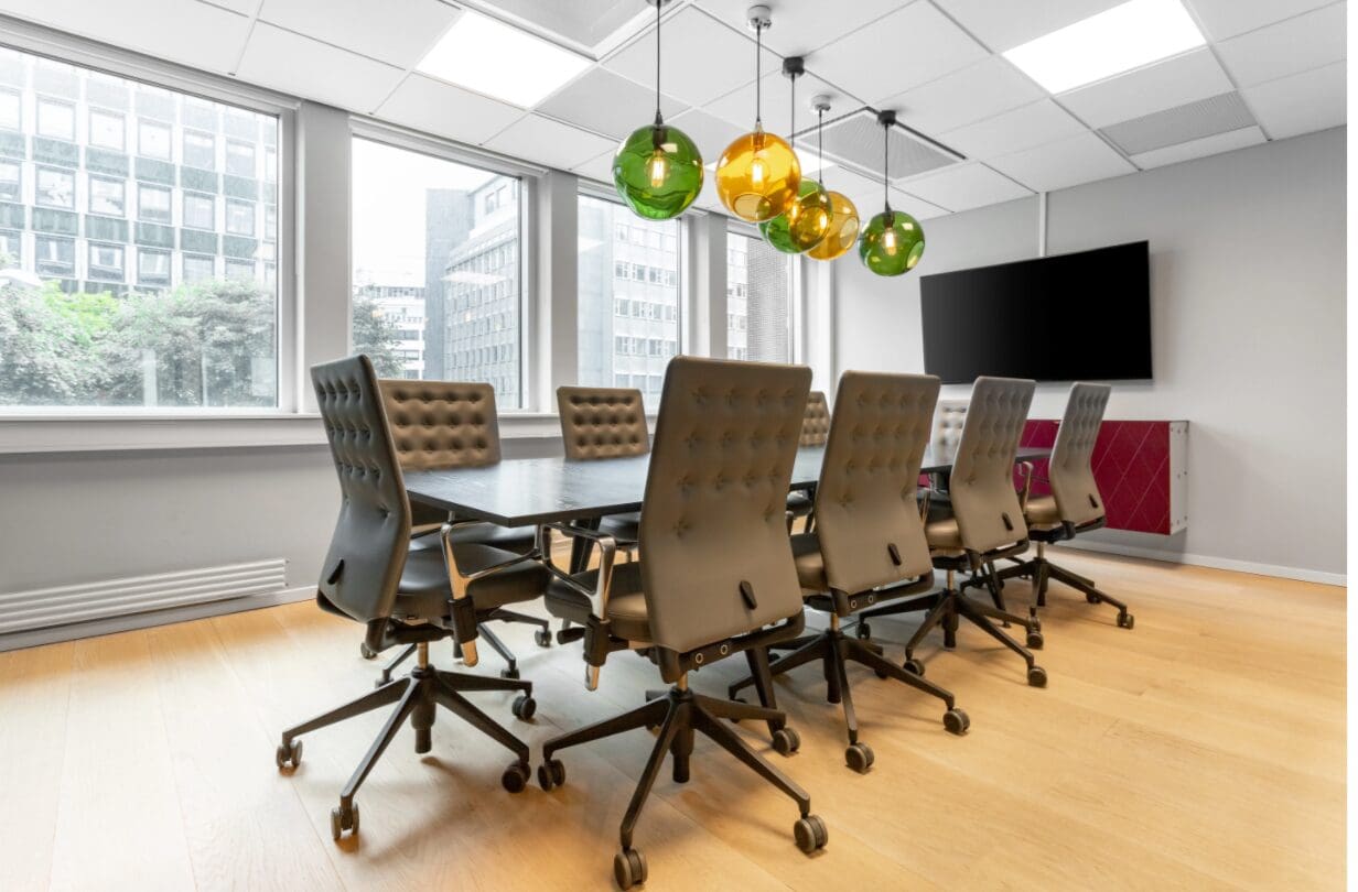 Kontor for 2-4 ansatte rett ved Nationaltheatret - Moterom