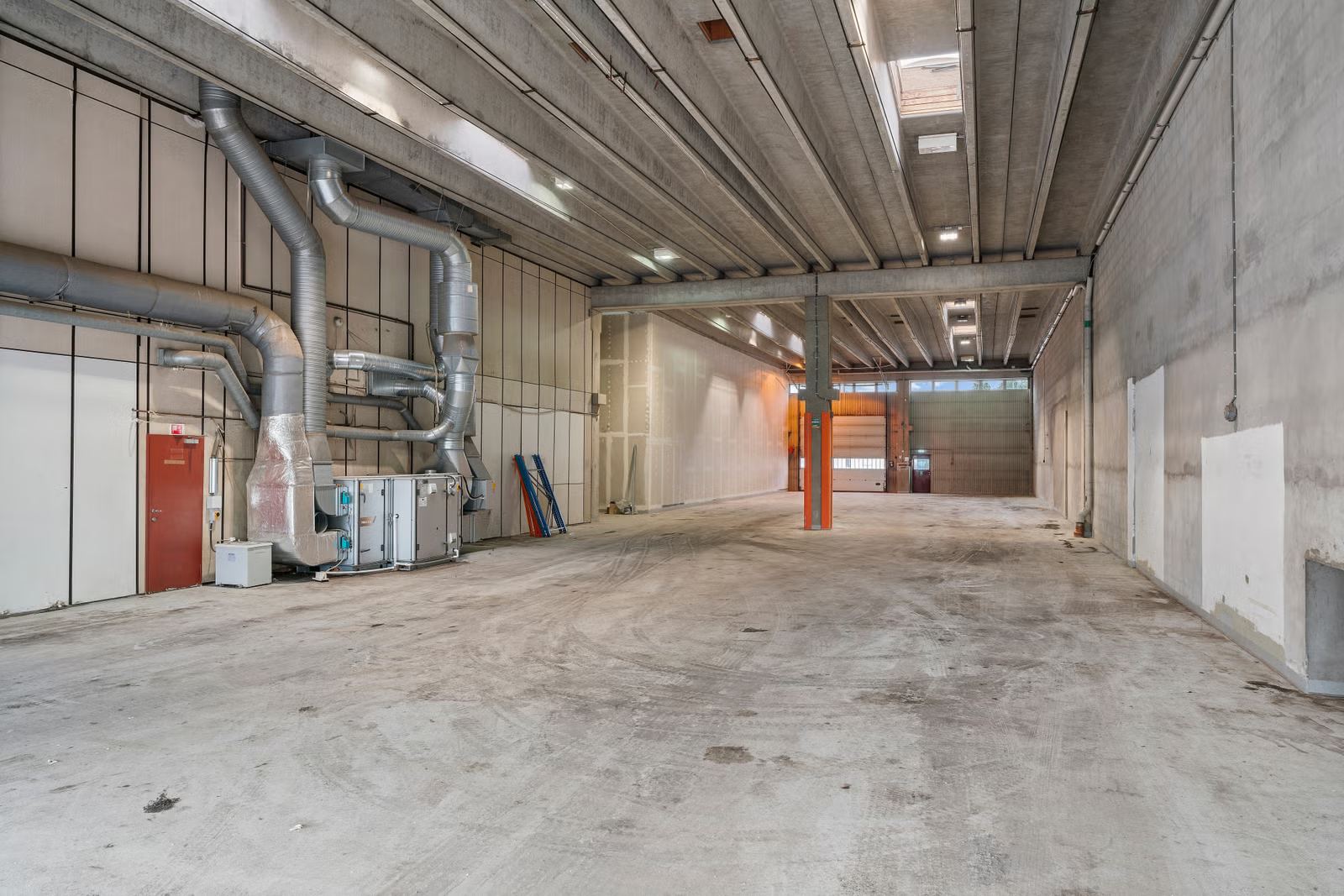 Kombinasjonslokale med høytlager og moderne kontorer på Furuset - Lager