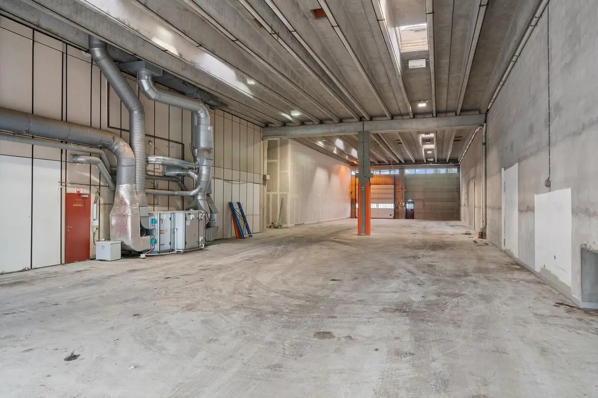 Commercial property with high-ceiling warehouse and modern offices at Furuset - warehouse space