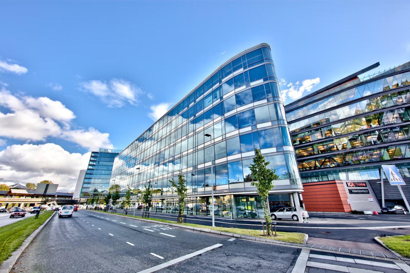 Modern and area-efficient office with panoramic views - Facade