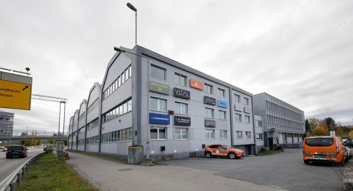 Combined Office and Warehouse with Ring 3 Visibility – 479 sqm office and 734 sqm warehouse - Facade