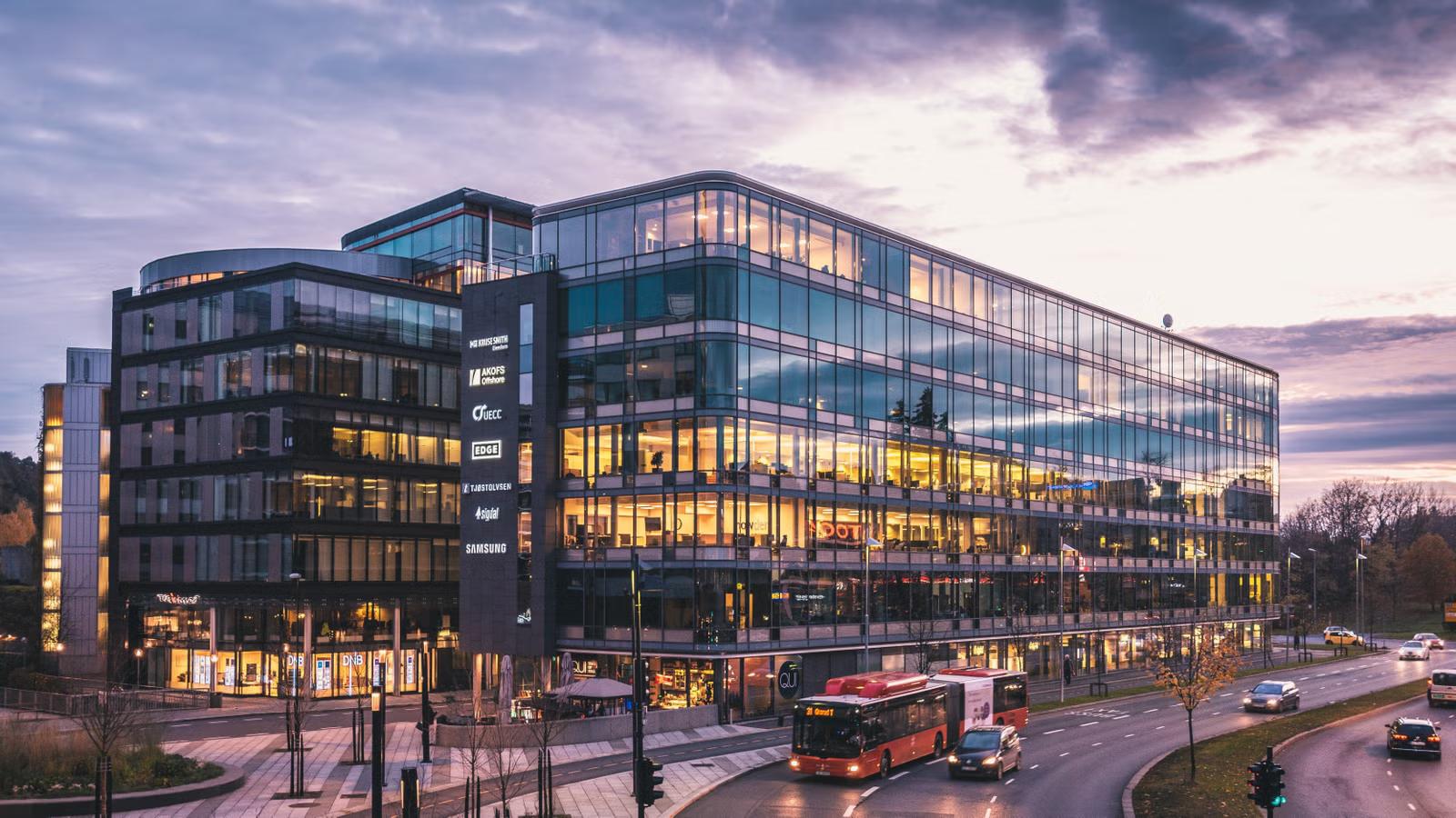Modern and area-efficient office with panoramic views - Facade