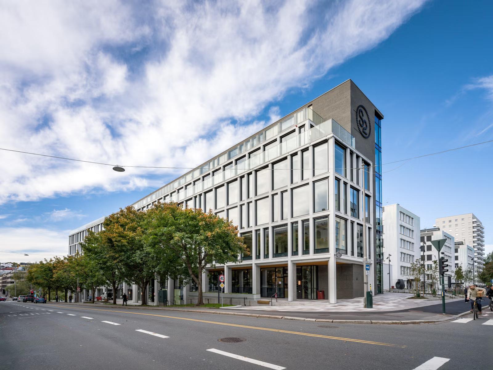 Flexible workspaces in newly renovated modern coworking